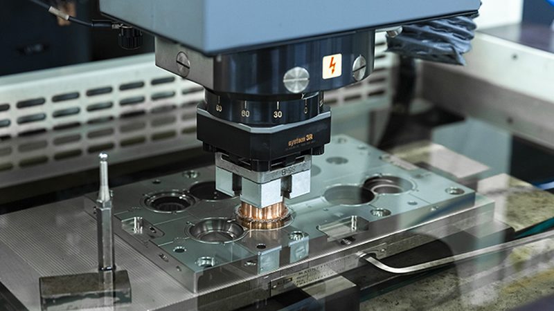 医疗塑胶模具定制的价格构成解析**